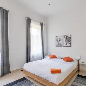  Apartment Centre